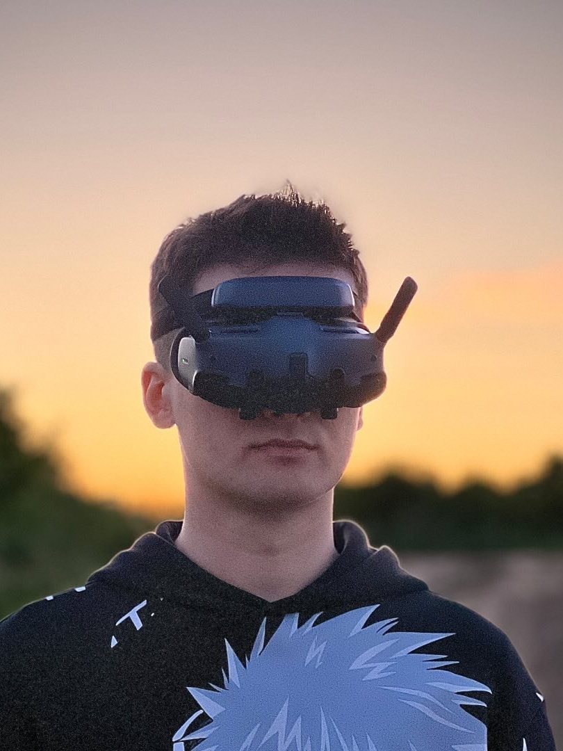 Piotr Biskup, SkyCut Video, pilot FPV w goglach o zachodzie słońca